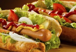Bánh Mì Kẹp Xúc Xích – Top 10 Món Ăn Vặt Tiện Lợi Không Thể Thiếu Trong Tiệc Sinh Nhật Hiện Đại